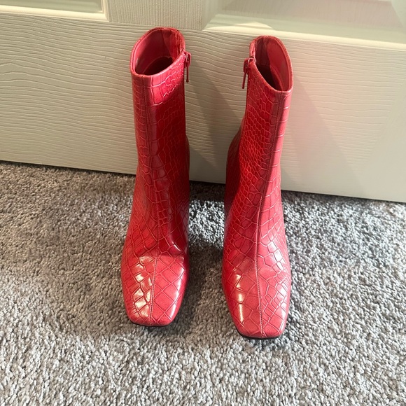 New Seven Dials Red Alligator Faux Leather Booties, sz 6 - Picture 3 of 7